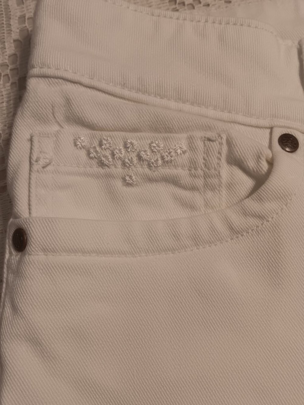 Lee True Fit White Floral Embroidered Capri Jeans - Picture 3 of 7